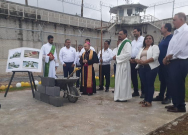 Colocan primera piedra de la Capilla que se construirá al interior del CEDES Reynosa