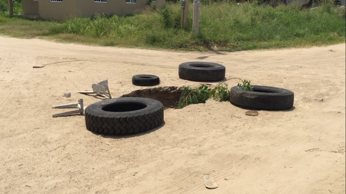Mujer de la tercera edad vive inundada por aguas negras