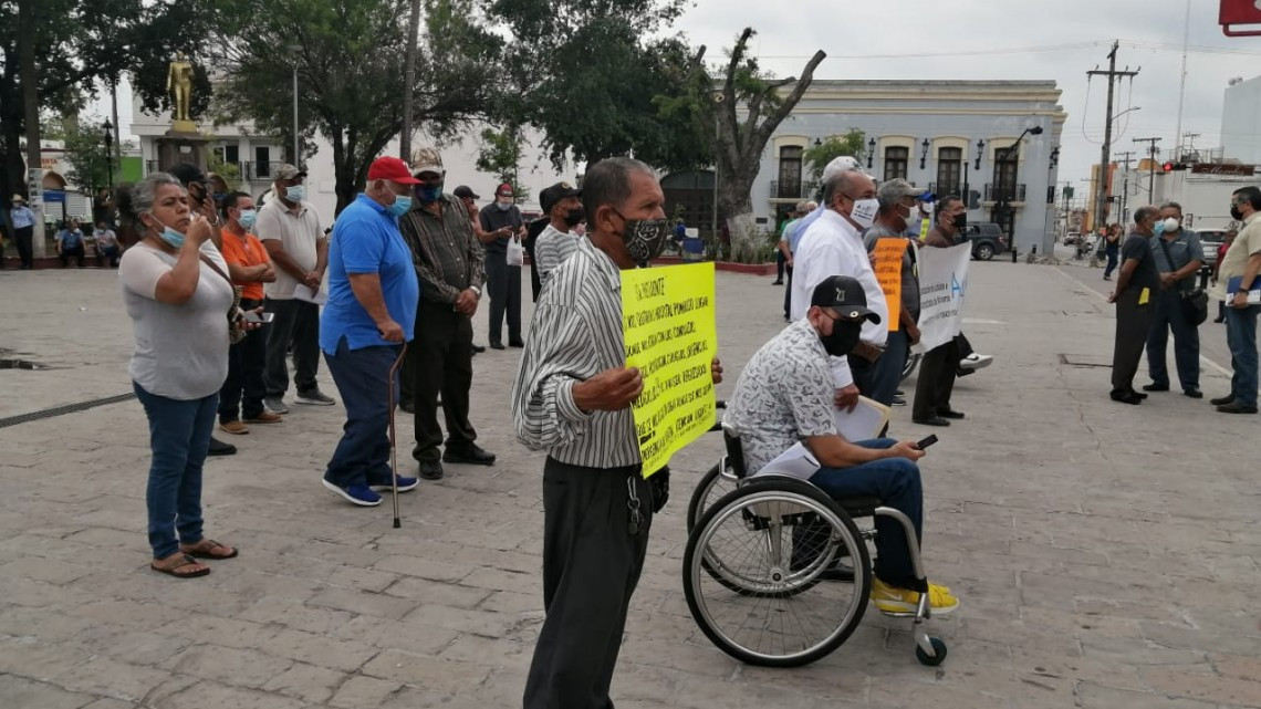 Protestan Jubilados frente a Palacio municipal en Matamoros
