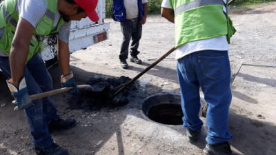 Grasa, llantas y hasta tronco de árbol extraen en sistema de drenaje