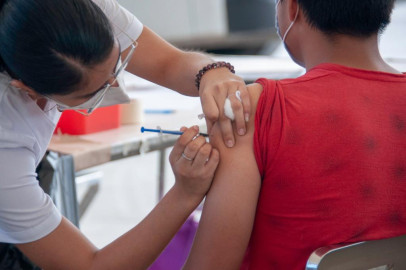 Arranca vacunación a jóvenes de 15 a 17 años en 8 municipios 