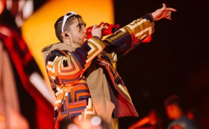 Fans le cantan 'Cielito lindo' a Bad Bunny durante concierto 
