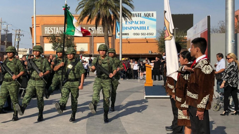 Conmemoran Día de la Bandera en la Plaza Principal