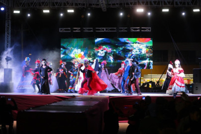Viven familias neolaredenses fiesta cultural con Festival Internacional de la Catrina 