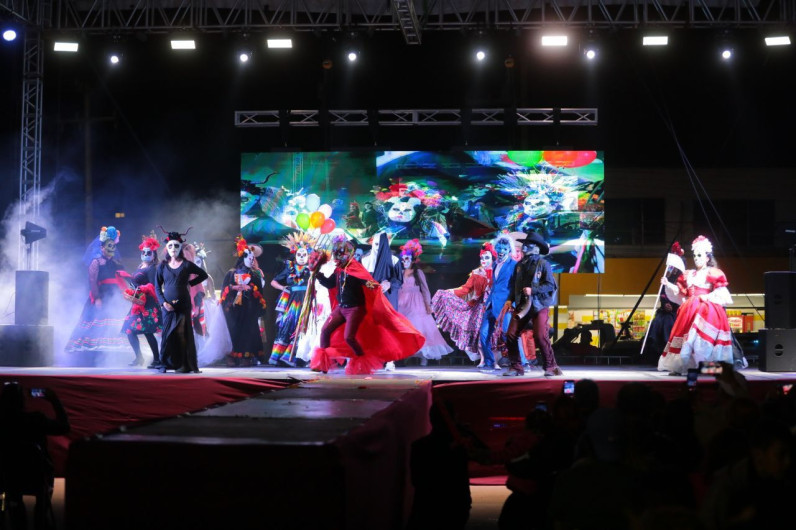 Viven familias neolaredenses fiesta cultural con Festival Internacional de la Catrina 