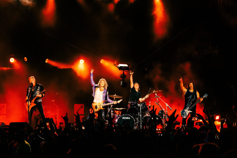  Eddie de Stranger Things toca Master of Puppets con Metallica 