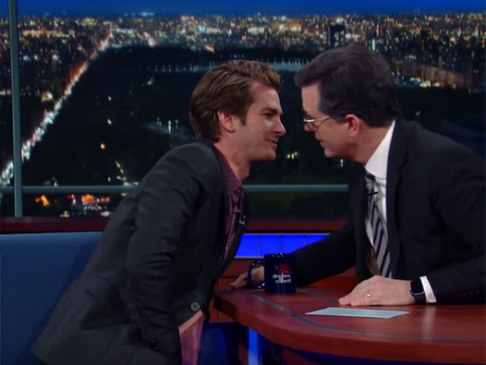 Andrew Garfield y Stephen Colbert comparten beso en TV