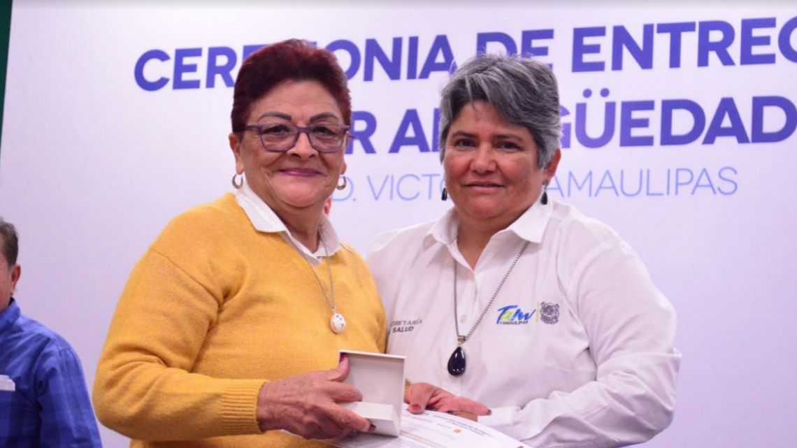 Reconoce Gobierno del Estado a trabajadores de salud con años de antigüedad