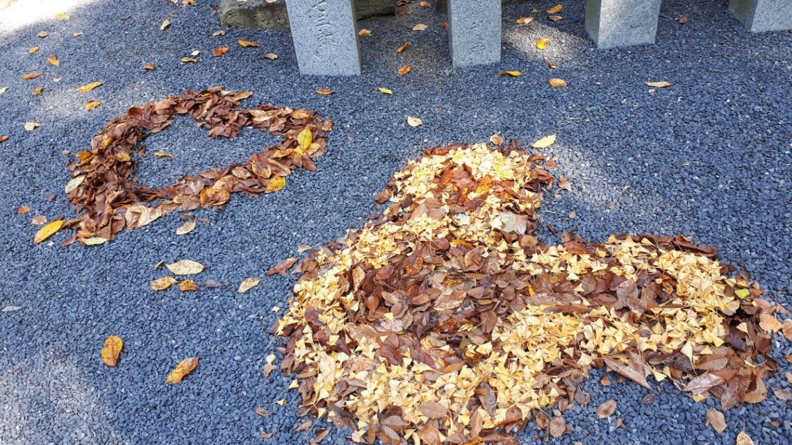 Obras de arte con hojas caídas en Japón