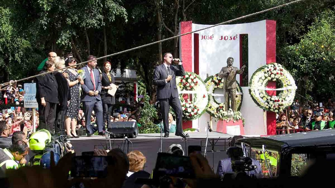 Rinden homenaje a José José en Ciudad de México