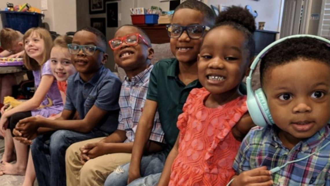 Familia adopta a cinco hermanos que fueron separados en casas de adopción 