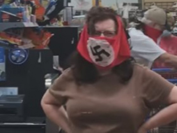 Pareja causa indignación por cubrebocas con esvástica