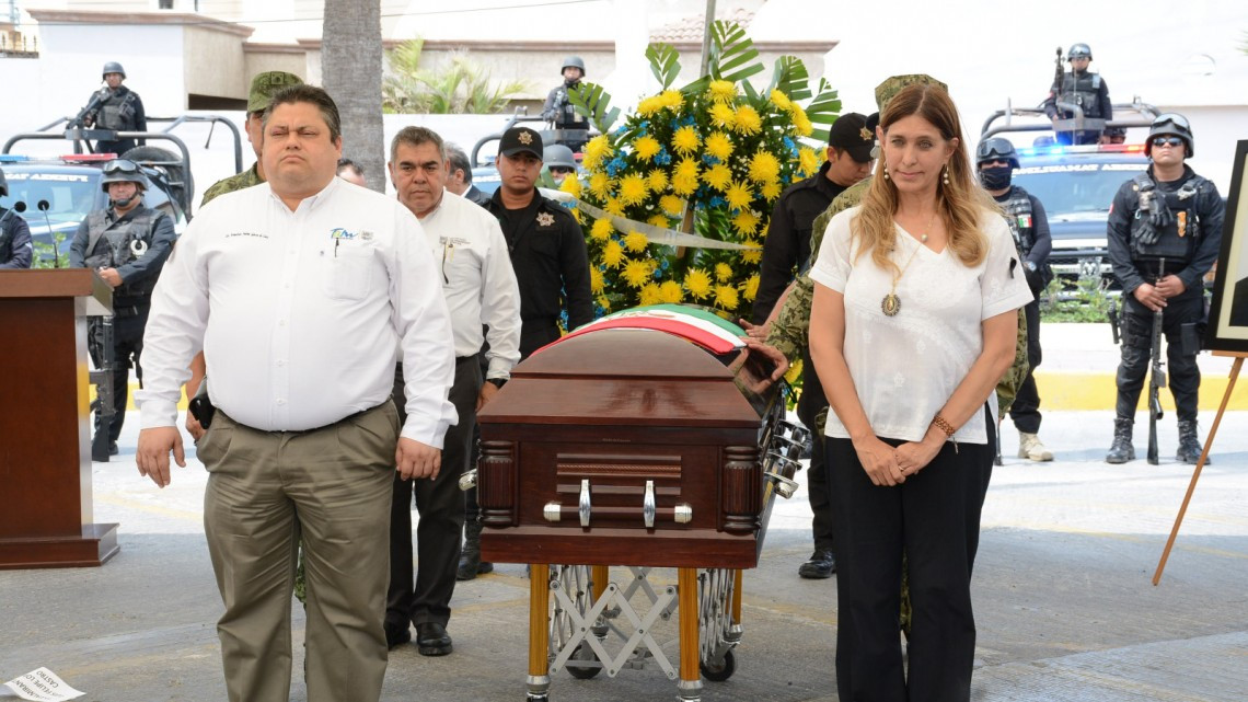 Homenajean a policía caído en cumplimiento de su deber