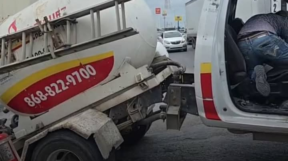 PC evita tragedia tras partirse en dos, camión de pipa de gas