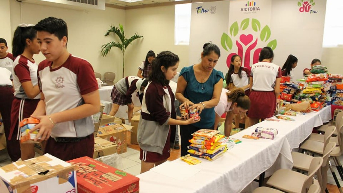 Voluntarios apoyan en centro de acopio de DIF Victoria