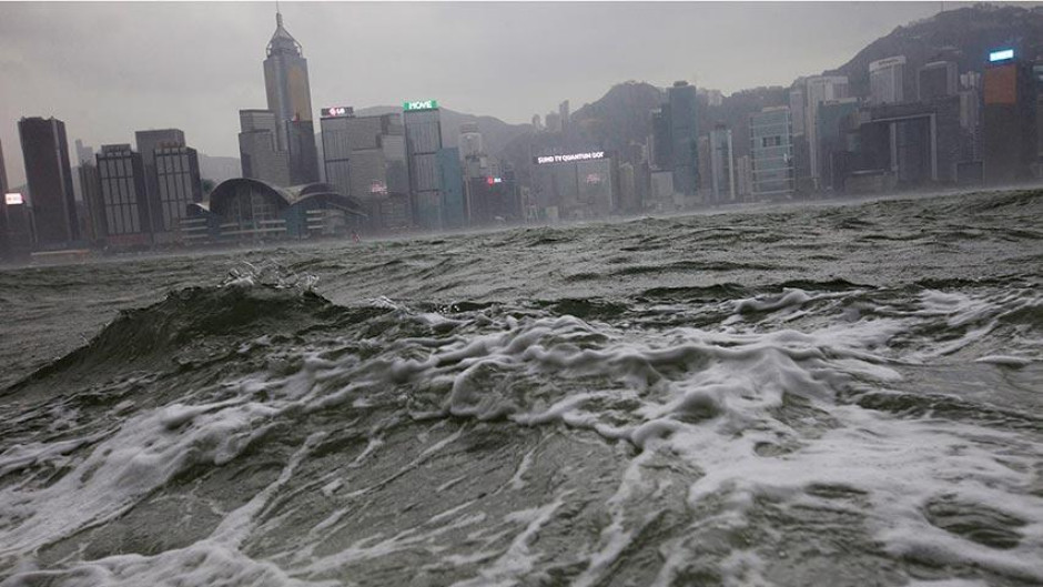 Hong Kong, en alerta máxima ante llegada del tifón "Saola"