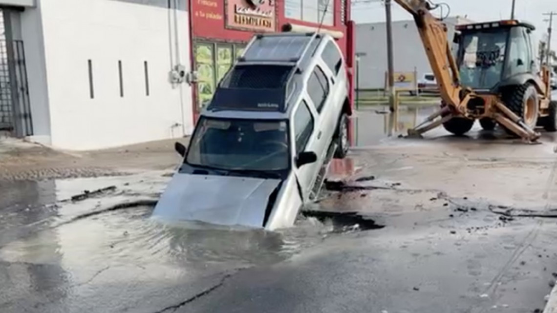 Cae camioneta en enorme socavón  en Matamoros
