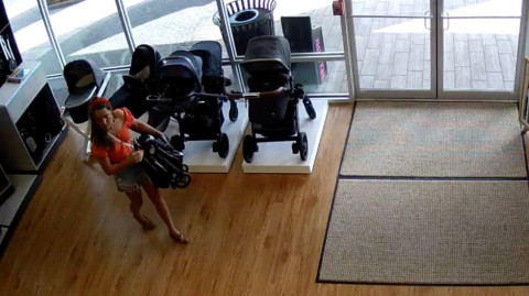 Mujer roba carriola y deja a su hijo en la tienda