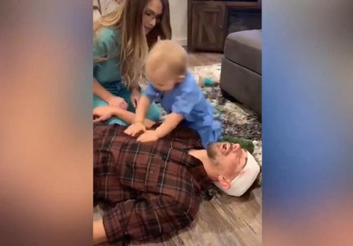 Bebé disfrazado de médico hace RCP a su papá