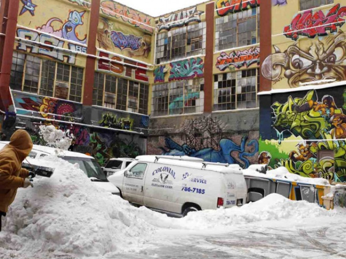 Indemnizan a grafiteros tras demolición de edificio con sus obras