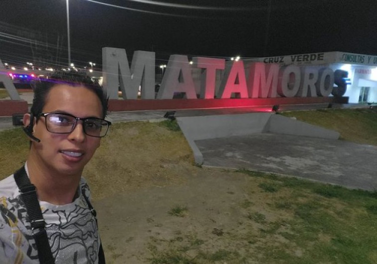 Alex Marín graba video "porno" en letras turísticas de Matamoros