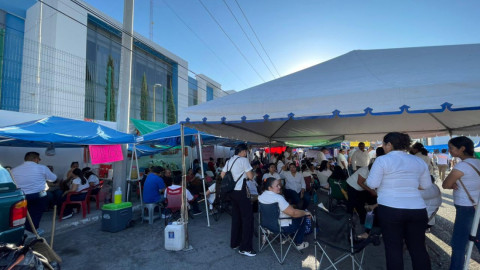 Maestros cumplen una semana plantados frente al CREDE