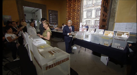 AMLO acude a votar con su esposa en la CDMX