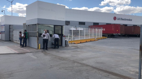 Bloquean acceso a LG, reclaman predio