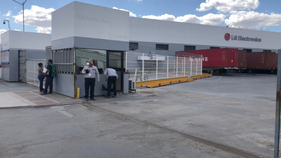 Bloquean acceso a LG, reclaman predio