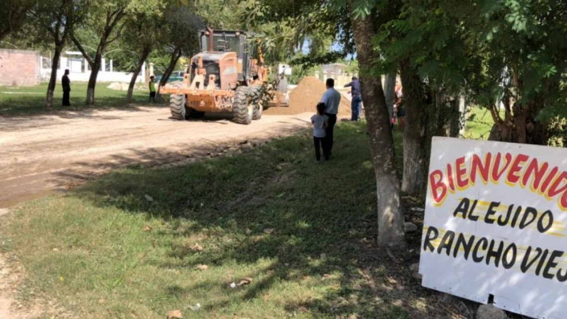 Benefician a más de 30 ejidos de Matamoros con revestimiento de caminos rurales