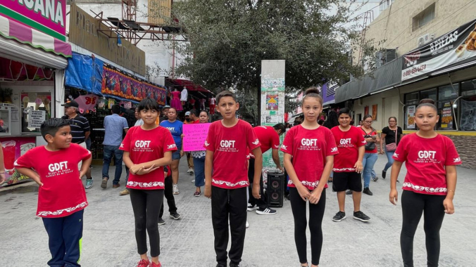 Botean y bailan para comprar vestuario