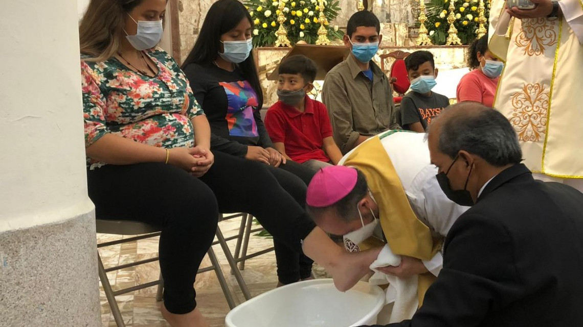 Obispo celebra Jueves Santo con lavado de pies a migrantes 