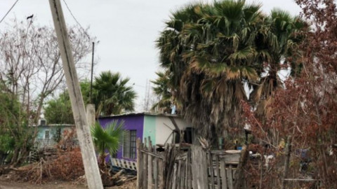 Preocupa a vecinos de la 15 de enero riesgo de caída de poste