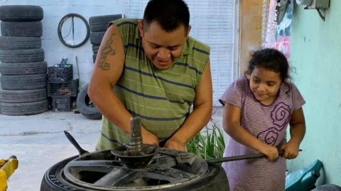 Niña de ocho años ayuda a su padre en vulcanizadora