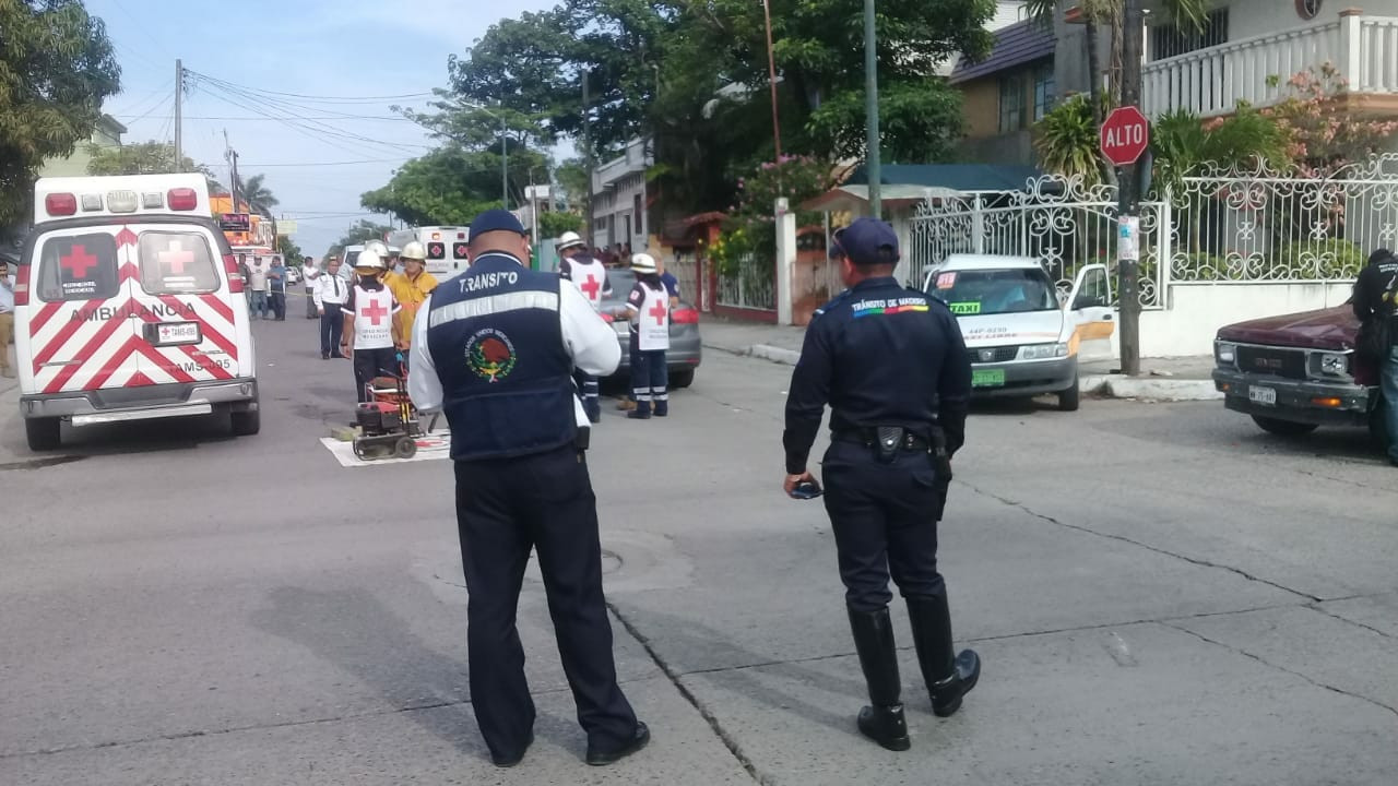Taxista se pasa alto choca y mata a pasajera