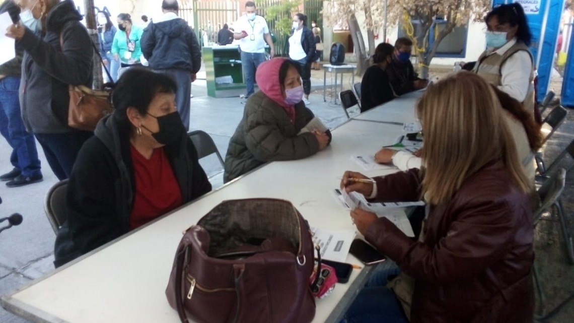 Adultos mayores madrugan por vacuna contra covid-19 