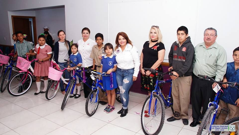 Entregan bicicletas a alumnos de primaria