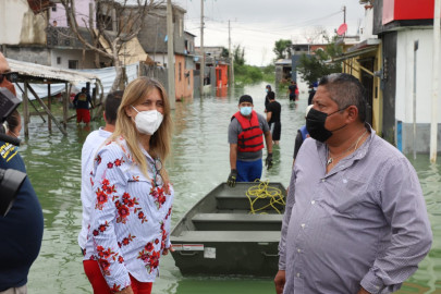 Recorre Maki Ortiz colonias afectadas por lluvias para auxiliar a las familias 