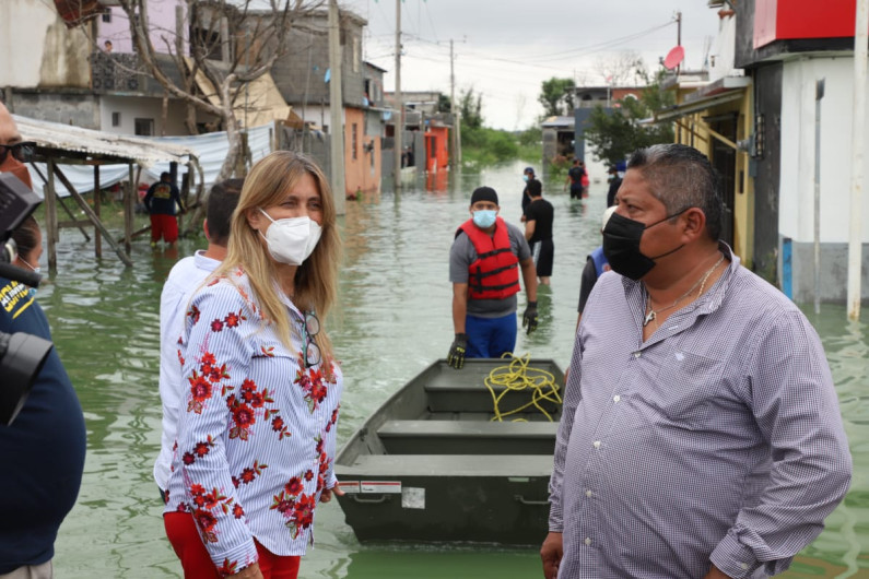 Recorre Maki Ortiz colonias afectadas por lluvias para auxiliar a las familias 