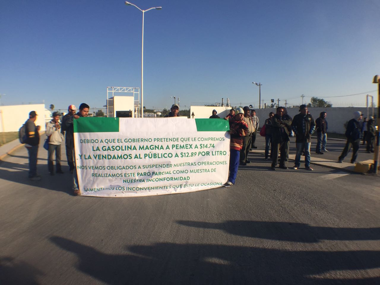 Bloquean entrada y salida de Pemex en boulevard Acapulco