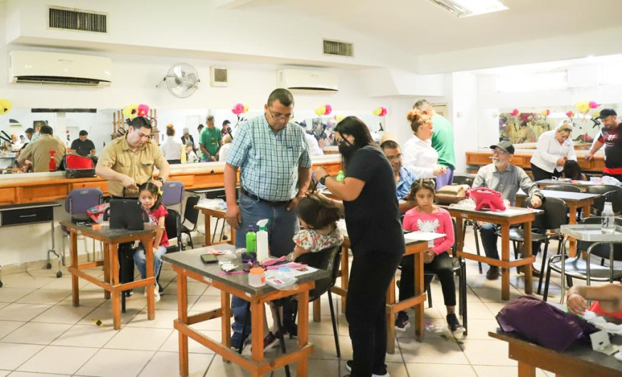 Realizan Primer Curso "Papá También Me Sabe Peinar"