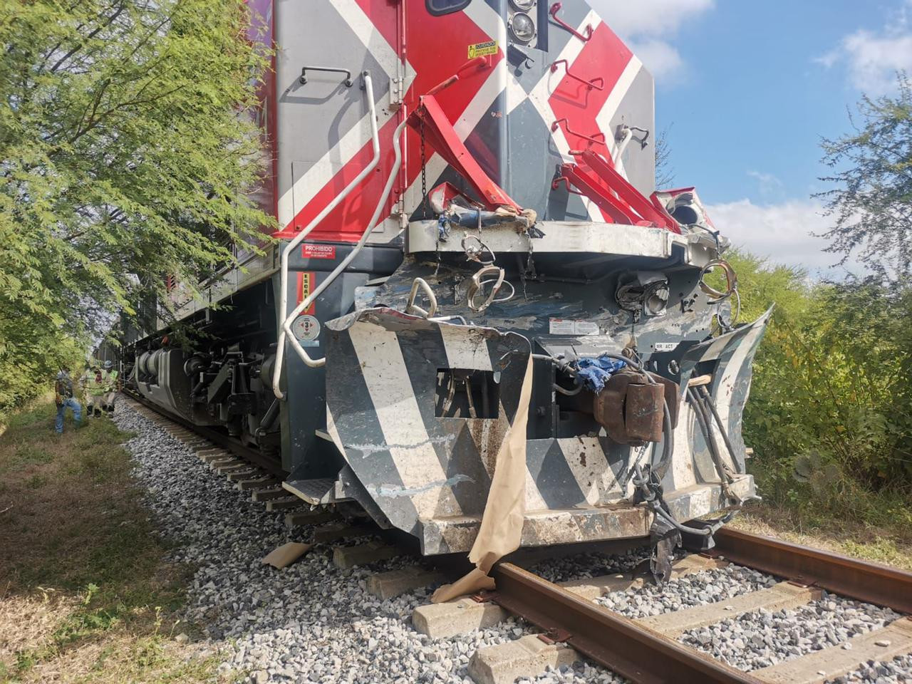 Choque entre tren y trailer provoca caos vehicular y filas de más de 10 kilómetros 