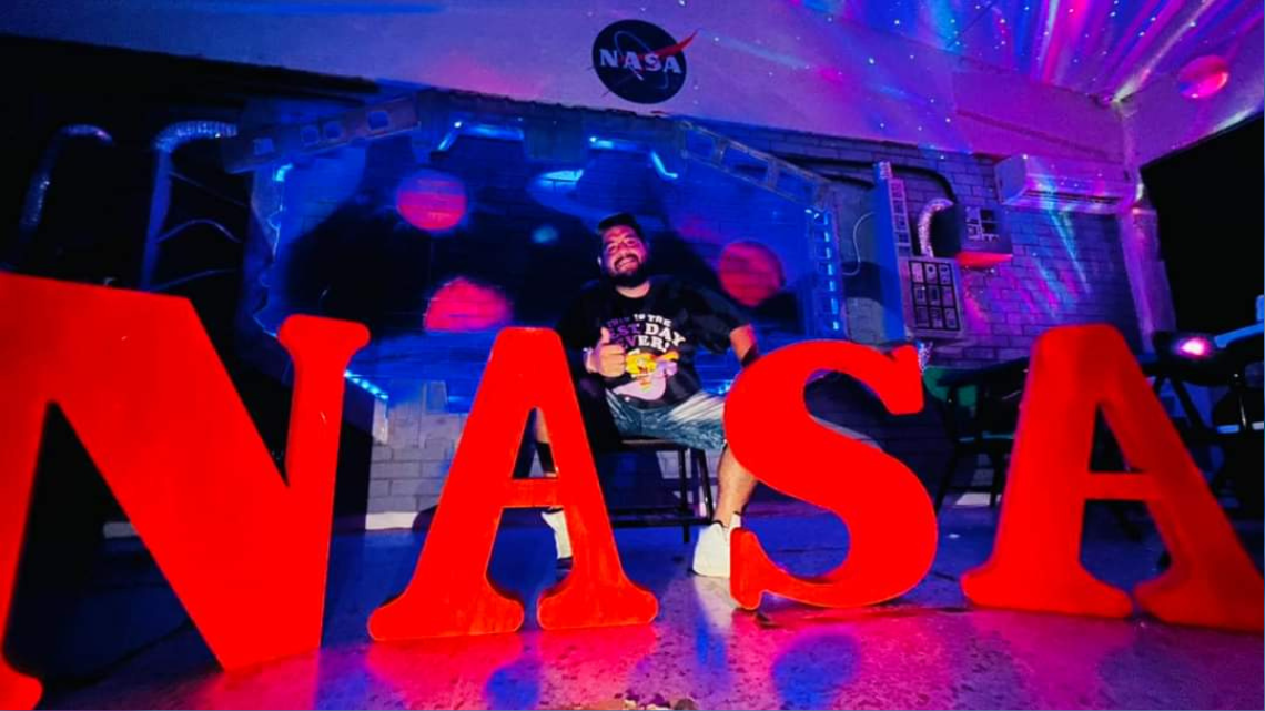 Todos a bordo: El Profe Chido decoró su salón de la NASA para estudiantes