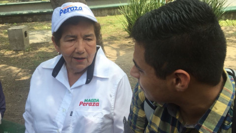 Conminan a la población a no entregar su INE a ningún operador político