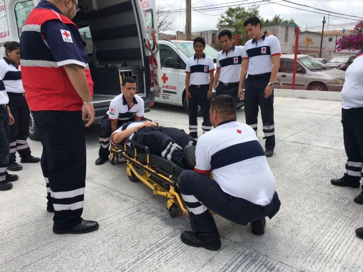 Paramédico de la Cruz Roja es atacado y bañado con cloro 