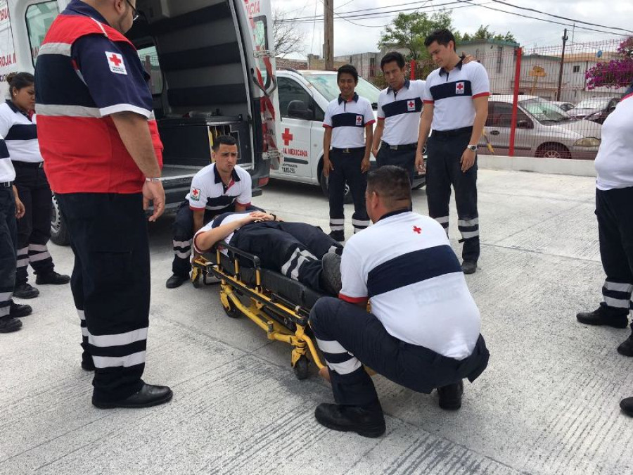 Paramédico de la Cruz Roja es atacado y bañado con cloro 