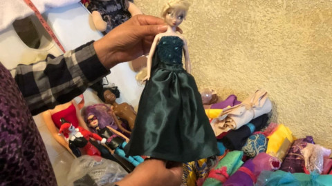 Reynosenses restauran y donan muñecas a niñas de zonas rurales 