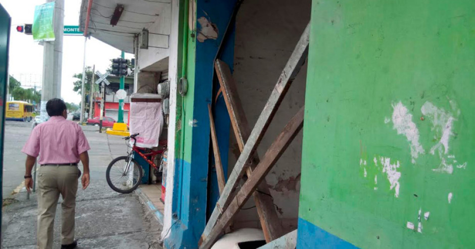 Bloquean locales en abandono por temor a robos