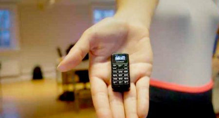 Así es el móvil más pequeño del mundo