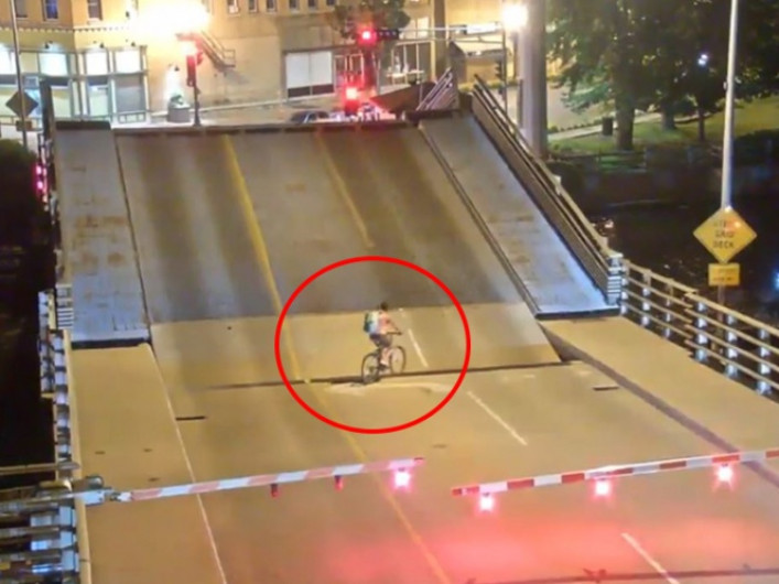 Ciclista cae en puente levadizo